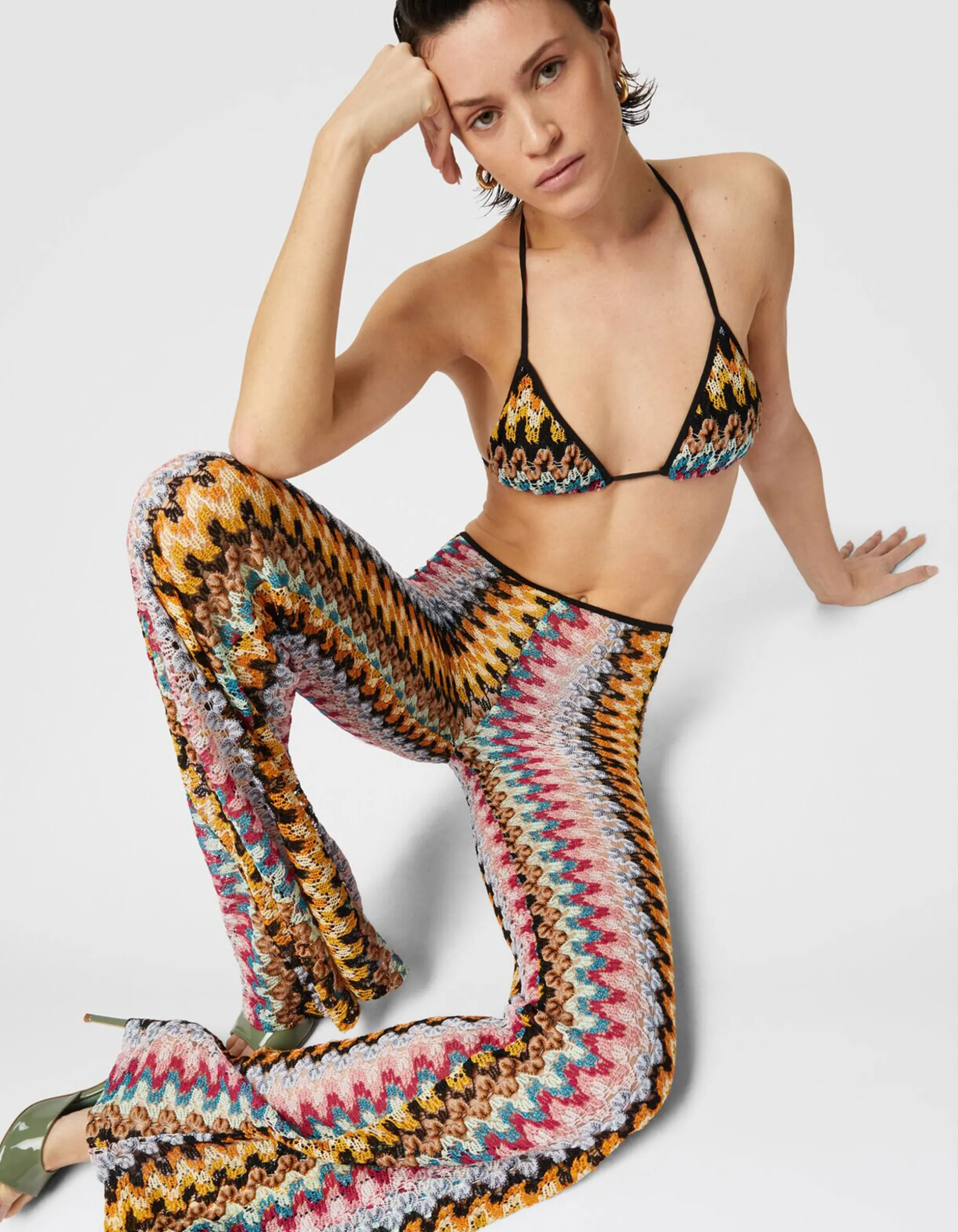 Ausgestellte Low-Waist Hose aus Lamé-Viskose-Spitze