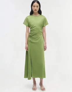 Ausgestelltes Satin-Kleid mit Drapierung