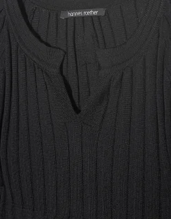 Feinstrickkleid mit Schlitzausschnitt
