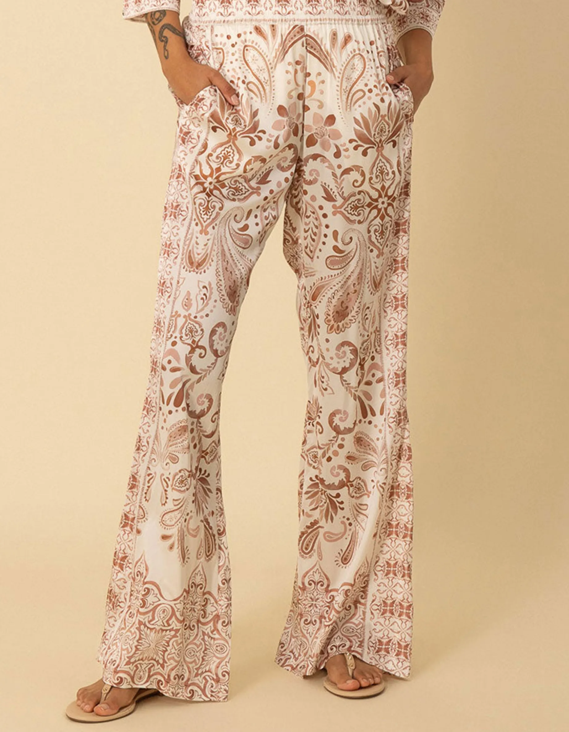Gemusterte Wide-Leg Hose mit Seidenanteil
