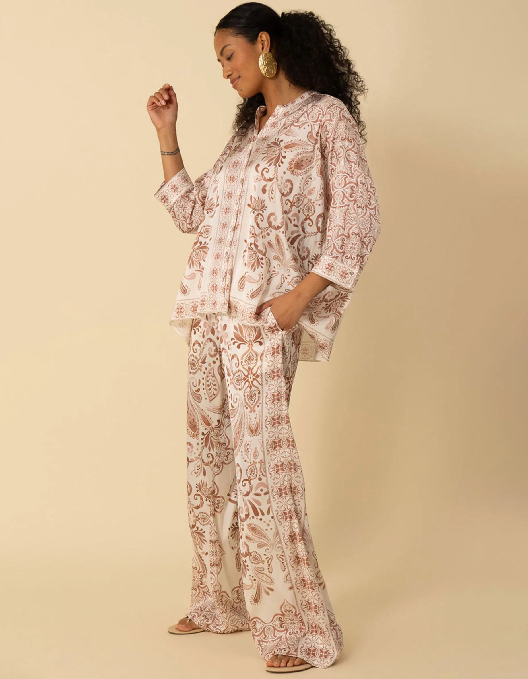 Gemusterte Wide-Leg Hose mit Seidenanteil