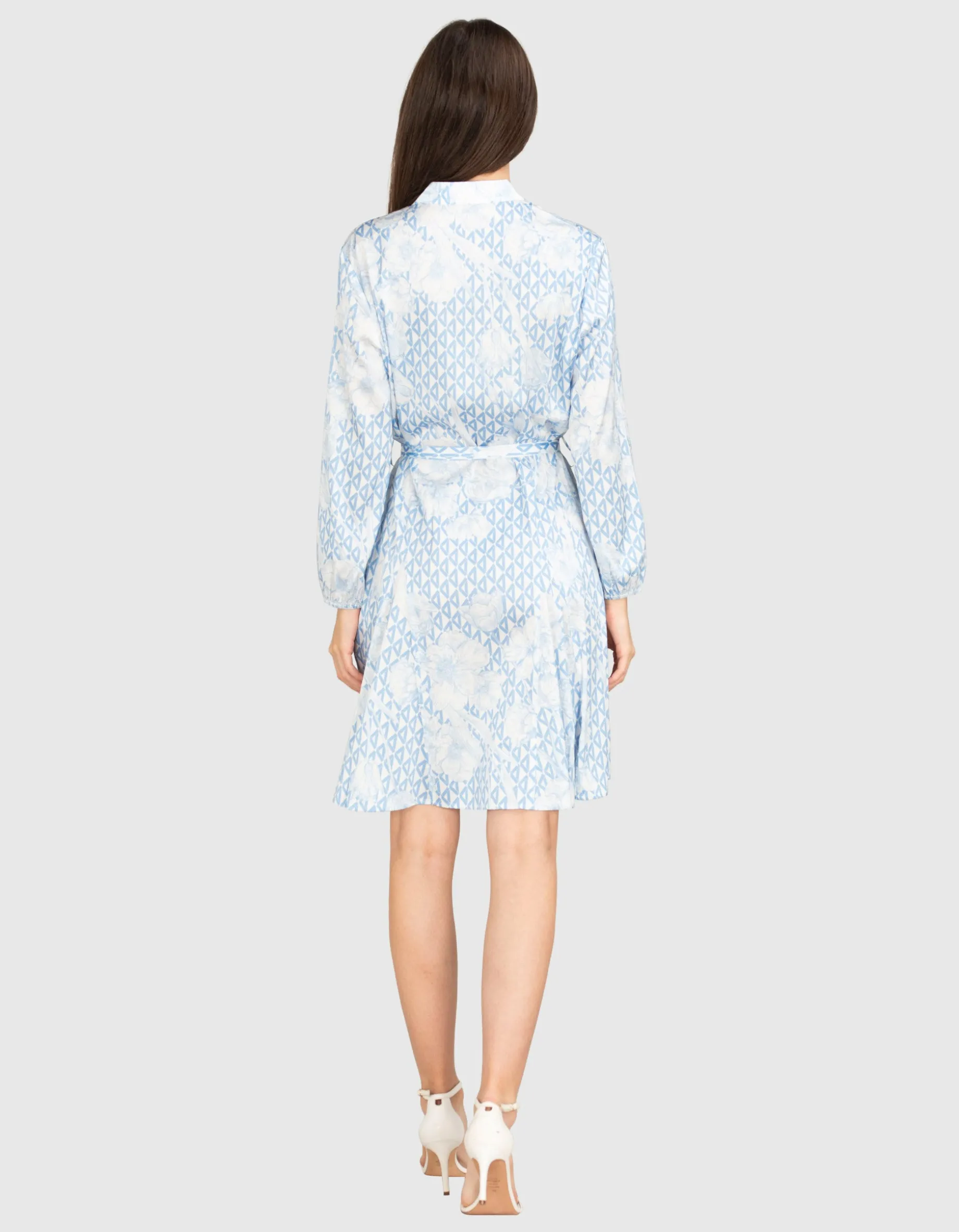 Gemustertes Mini Kleid mit Bindegürtel