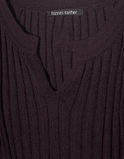Geripptes Feinstrickpullover mit Schlitz-Ausschnitt
