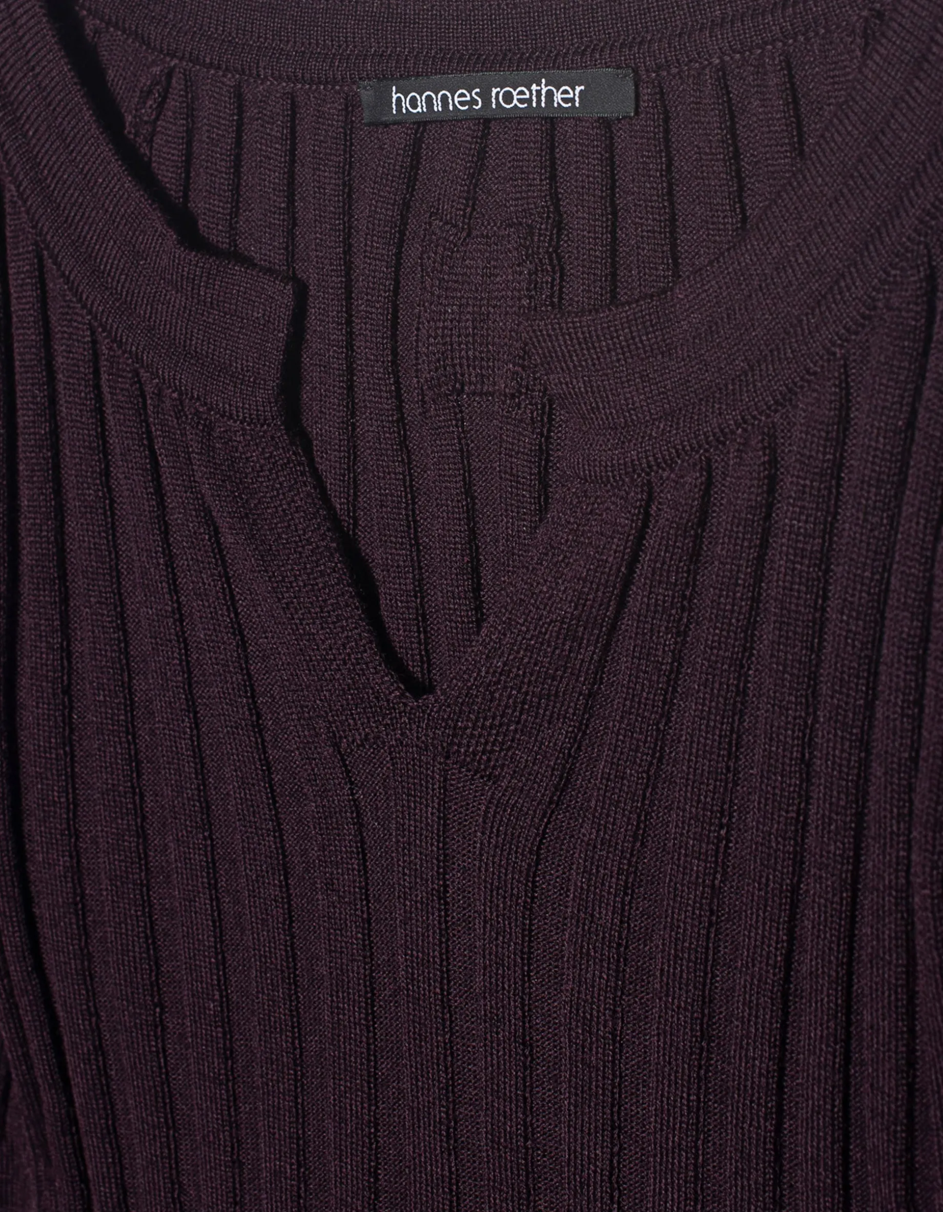 Geripptes Feinstrickpullover mit Schlitz-Ausschnitt