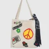 Kord-Tasche mit Patches, Buttons und abnehmbarem Seiden-Tuch