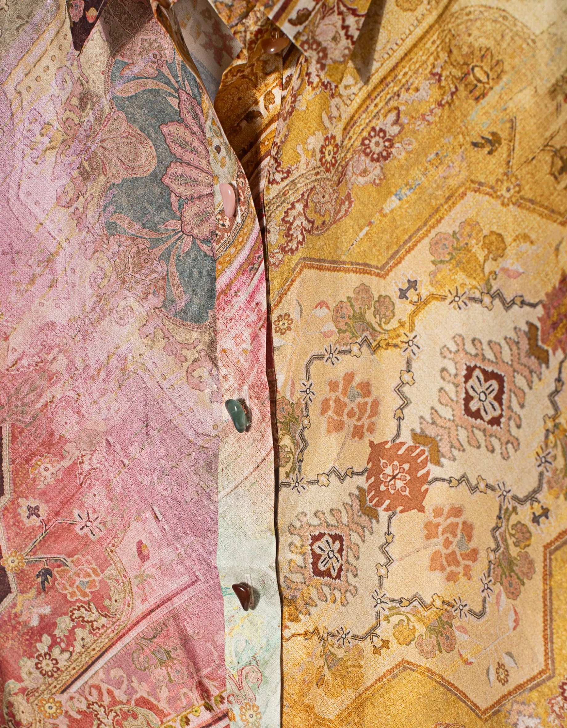Kurzarm-Seidenbluse Tallow mit Zierknöpfen
