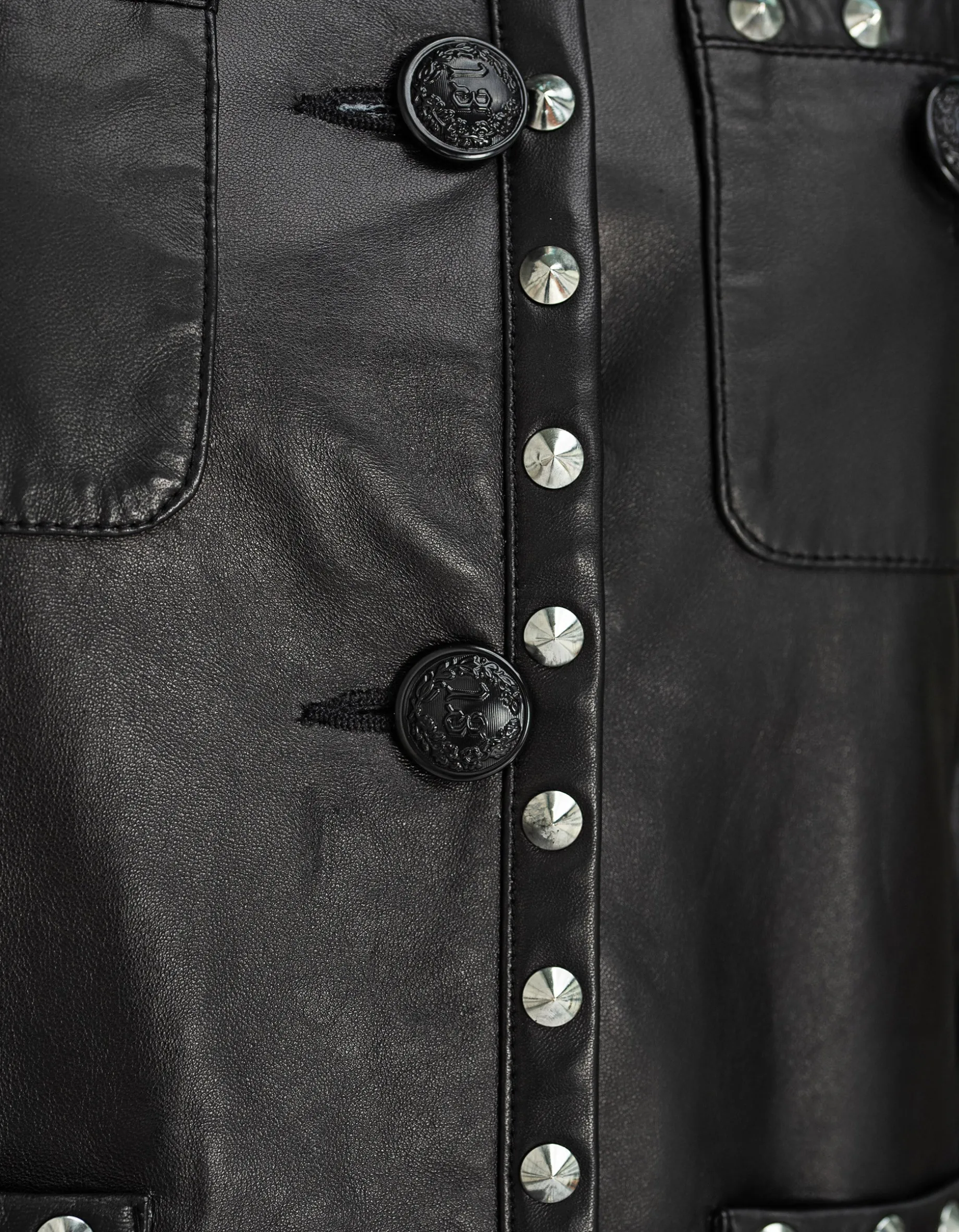 Lederjacke mit Nieten und verzierten Knöpfen